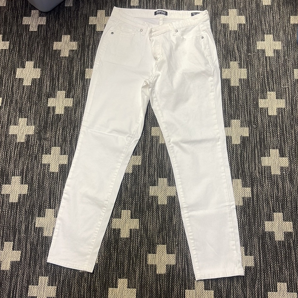 Buffalo Size 6 Jeans & Medium Top Outfit - Picture 4 of 5